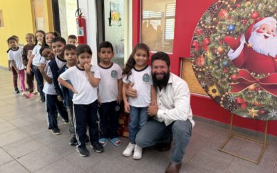 Dourado: Prefeitura realiza entrega de chocotones nas escolas, APAE, Asilo e Escola Estadual Salles Jr